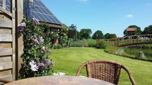 a table and chairs in a backyard with a garden at Urlaubsdomizil im Grünen in Westerstede