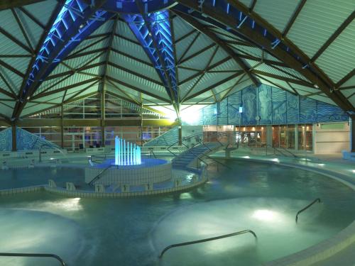 une grande piscine intérieure dans un immeuble dans l'établissement Pôle Thermal & Touristique Amnéville, à Amnéville