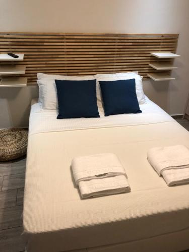 Amari Luxury tesisinde bir odada yatak veya yataklar