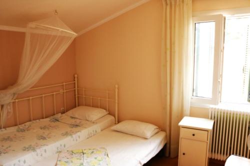 A bed or beds in a room at Mon Repos Two Floor Apartment