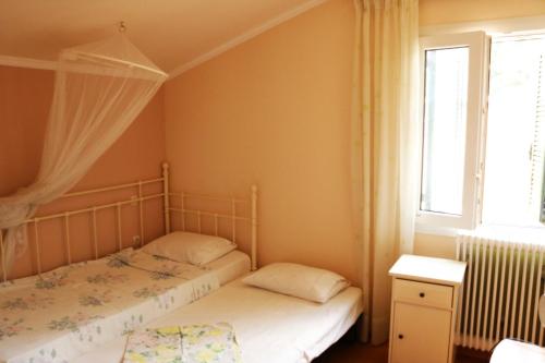 Postel nebo postele na pokoji v ubytování Mon Repos Two Floor Apartment