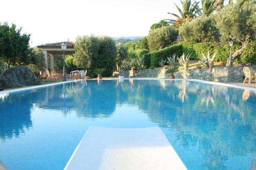 una gran piscina de agua azul en Villa Amalia Srls en Gizzeria