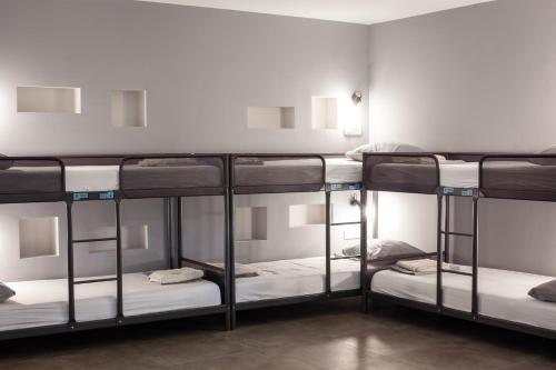 SUBTUB Hostel Makarska tesisinde bir ranza yatağı veya ranza yatakları