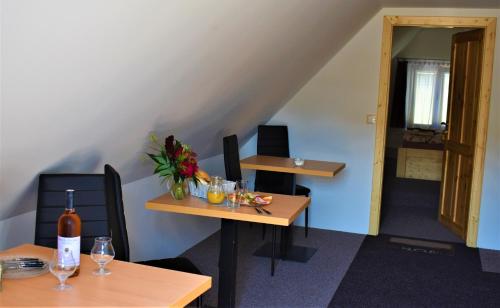 een kamer met tafels en stoelen met wijnglazen bij Penzion U Médi in Český Krumlov