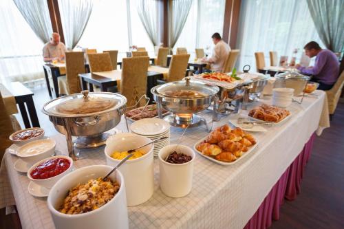 ホテルの敷地内または近くでの食事または食べ物