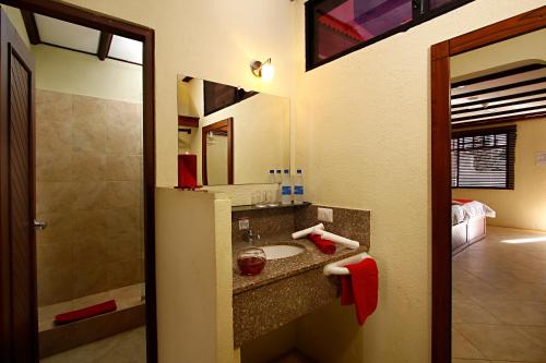 ein Bad mit einem Waschbecken und einem Spiegel in der Unterkunft Arena Blanca Eco Hotel in Puerto Baquerizo Moreno