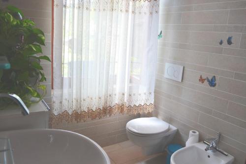 a bathroom with a toilet and a sink at B&B La Casa d'Artista in Ortignano Raggiolo