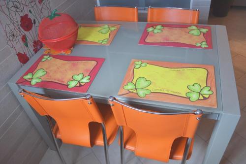 a table with two chairs and a table with a table with a tableweredotent at B&B La Casa d'Artista in Ortignano Raggiolo