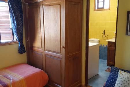 una camera con letto e armadio in legno di Casita Playa La Salemera (Mazo) a Malpaíses