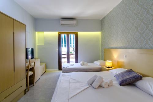 Postel nebo postele na pokoji v ubytování Aphrodite Hotel Syros