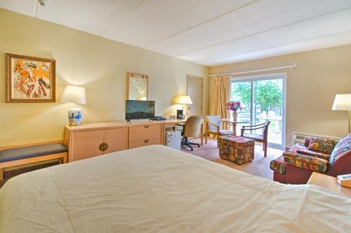 a hotel room with a bed and a living room at Hotel Motel Penn-Mass in Trois-Rivières