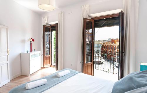 1 dormitorio con 1 cama y balcón en Triana Sky View by Valcambre, en Sevilla
