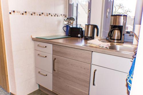 een keuken met een aanrecht en een wastafel bij Ferienwohnung Zander in Zingst