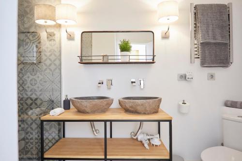 Baño con 2 lavabos en una encimera con espejo en LEEWAYS APARTMENT in FE, en Madrid