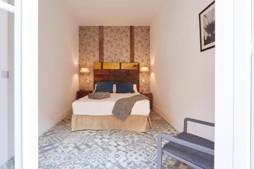 1 dormitorio con 1 cama con almohadas azules en LEEWAYS APARTMENT in FE, en Madrid