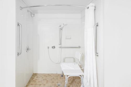 Kupatilo u objektu Ramada by Wyndham Tulsa