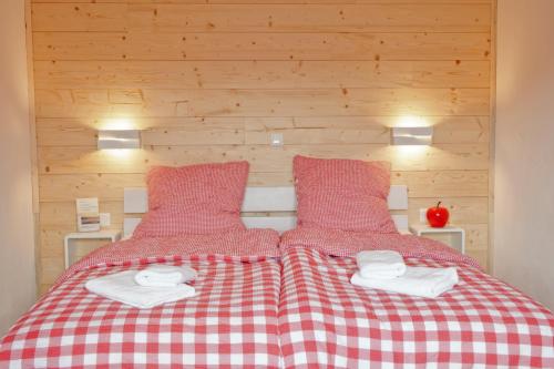 Tempat tidur dalam kamar di Landhaus im Rinnetal