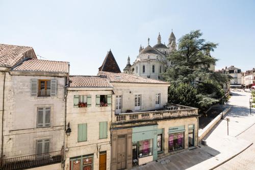 an old building with a church in the background at Petit studio Saint-Front- Small studio flat Saint-Front in Périgueux