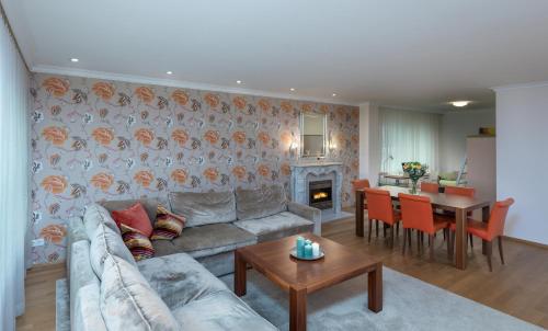 un soggiorno con divano e tavolo di Allee Apartment a Baden-Baden