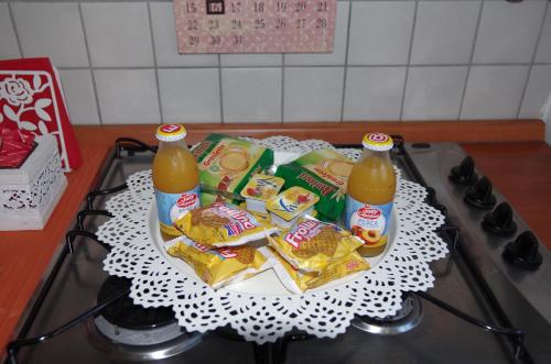 due bottiglie di succo d'arancia e patatine su un tavolo di Residenza Ducale a Ferrara