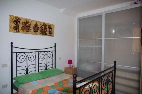 una camera da letto con un letto e una parete di vetro di Residenza Ducale a Ferrara