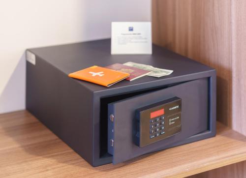 un forno a microonde con un libro sopra di Hotel LP Santa Cruz Centro a Santa Cruz de la Sierra