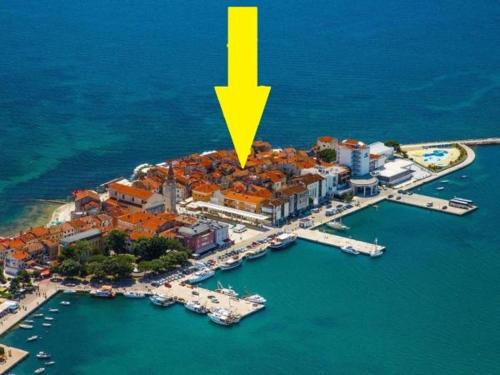 an aerial view of a resort with a yellow arrow at Studio apartman Mima in Umag