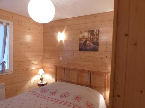 ジェラールメにあるChalet des Xettesの木製の壁のベッドルーム1室