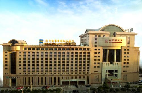 ein großes Gebäude mit einem Schild darüber in der Unterkunft Guanganmen Grand Metropark Hotel Beijing in Peking