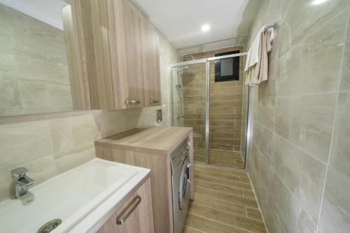 Karia Plus City Apartments tesisinde bir banyo