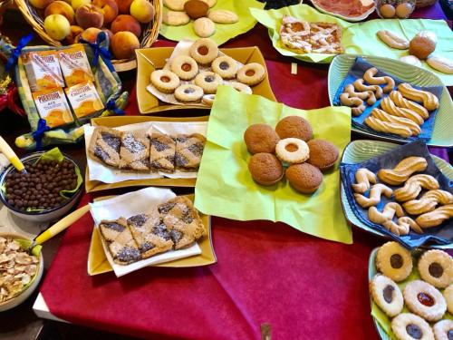 uma mesa com vários tipos diferentes de pastelarias em Agriturismo Sole di Sicilia em Randazzo