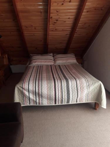 En eller flere senge i et værelse på Cabaña Tibor