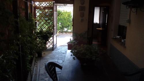 una stanza con un tavolo in legno con piante di Garibaldi n°12 a Volterra