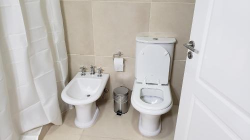y baño pequeño con aseo y bidet. en Complejo EL ANGEL, en Río Colorado