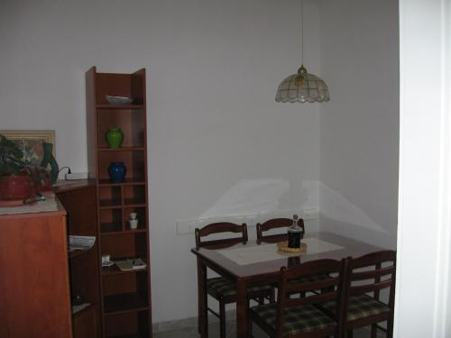 スプリトにあるApartments Rajnaのダイニングルーム(テーブル、椅子、ランプ付)