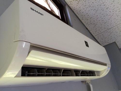 a white refrigerator freezer in a room with a window at Surfside Bed & Breakfast in Onna