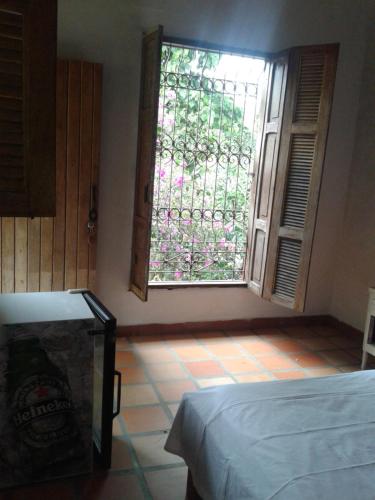 a room with a window and a bed in it at Selvablanca Hostel in San Jerónimo