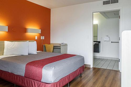 Un pat sau paturi într-o cameră la Motel 6-Kalispell, MT