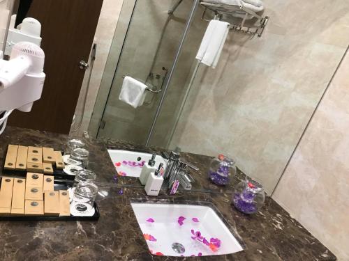Koupelna v ubytování Oriana Hotel