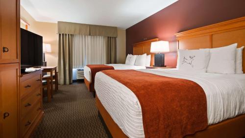 Voodi või voodid majutusasutuse Best Western Plus Deer Park Hotel and Suites toas