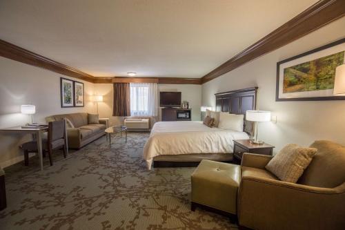 מיטה או מיטות בחדר ב-Best Western Black Hills Lodge