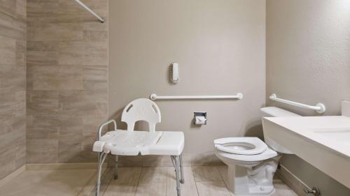 亞伯丁的住宿－阿伯丁貝斯特韋斯特優質酒店，白色的浴室设有卫生间和水槽。