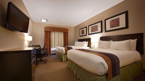 Un pat sau paturi într-o cameră la Best Western Wainwright Inn & Suites
