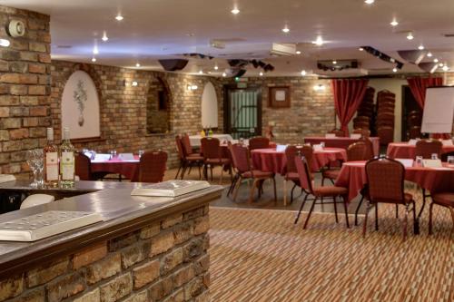 Un restaurante o sitio para comer en Best Western Bradford Guide Post Hotel