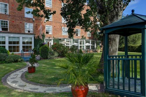 Taman di luar Best Western Homestead Court Hotel