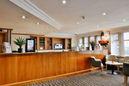 una sala de espera con caja y mostrador en Best Western Bradford Guide Post Hotel, en Bradford