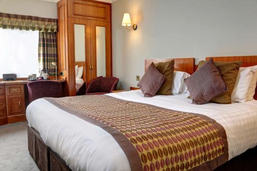 a bedroom with a large bed in a hotel room at Best Western Plus Pinewood Manchester Airport-Wilmslow Hotel in Handforth