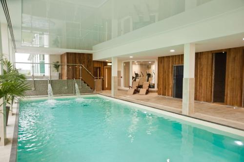 בריכת השחייה שנמצאת ב-Best Western The Dartmouth Hotel, Golf & Spa או באזור