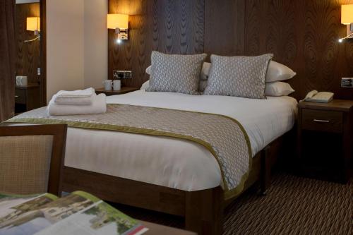 a bedroom with a large bed in a hotel room at Best Western Ipswich Hotel in Ipswich