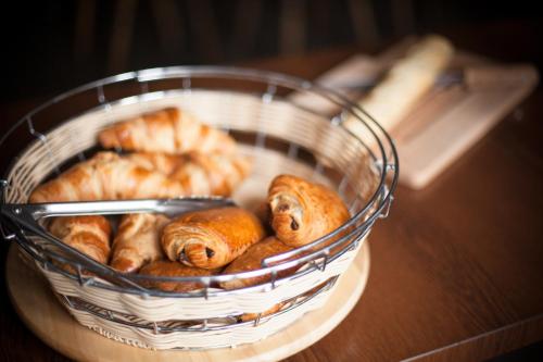 ein Korb mit Croissants auf einem Tisch in der Unterkunft La Citadelle de Conflans in Albertville